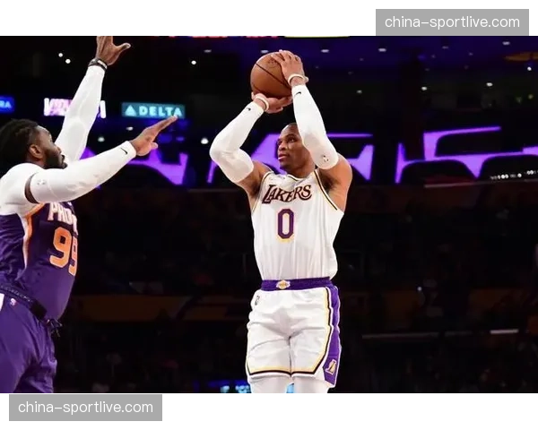 “沃尔夫斯堡主帅赛前发布会透露，将针对斯图加特打法进行特定战术部署”