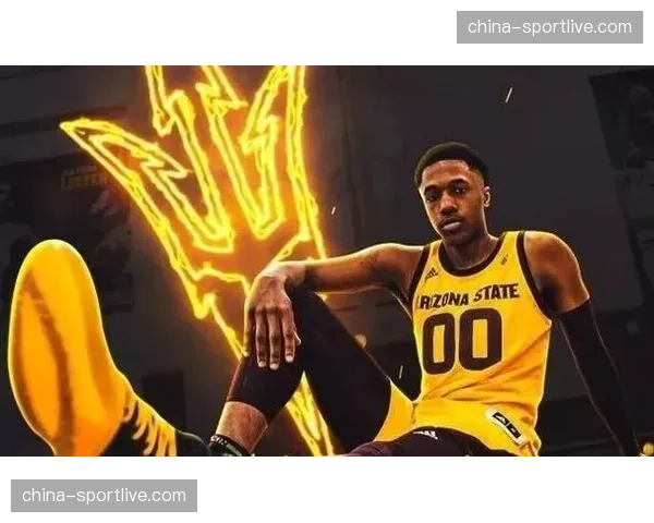 业余联赛模仿职业战术，侧翼突破分球成为流行打法
